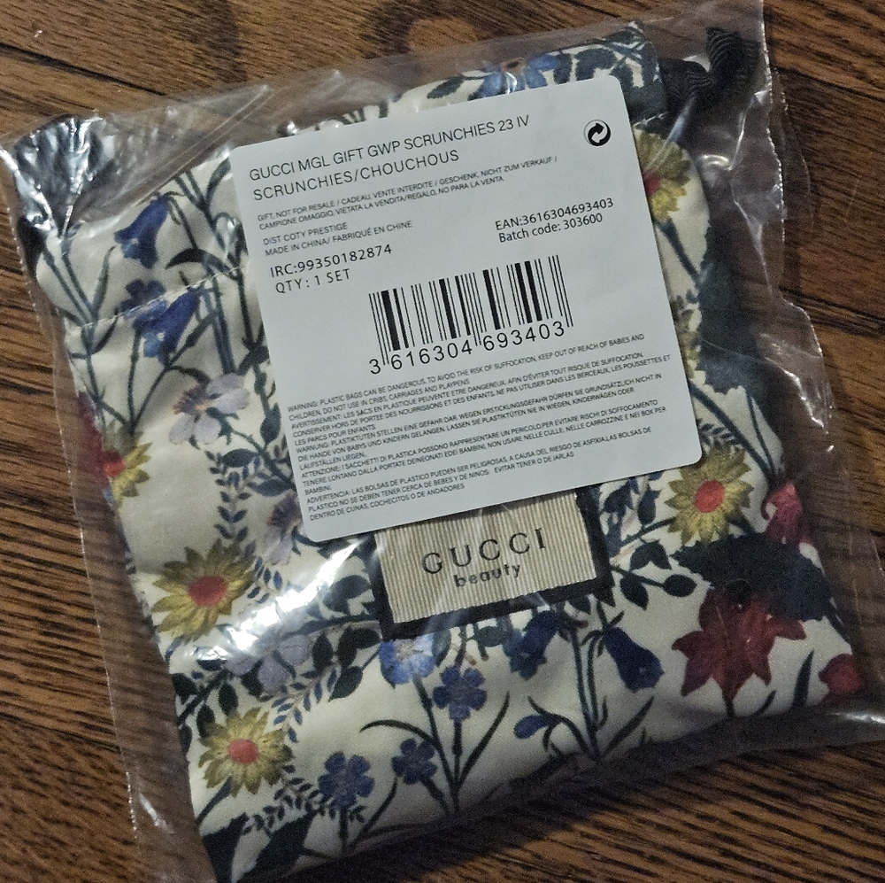 GUCCI hair scrunchies set and GUCCI pouch Hair Tie hair accessories GWP - Picture 5 of 9